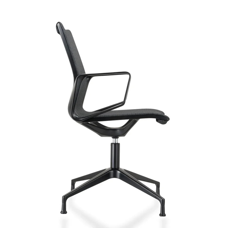 Zwarte design bureaustoel met armleuningen, modern kantoormeubilair, zijaanzicht