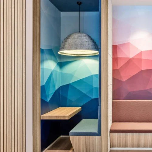 Moderne akoestische werkplek met houten tafel, blauwe bank en designlamp, kantoormeubilair