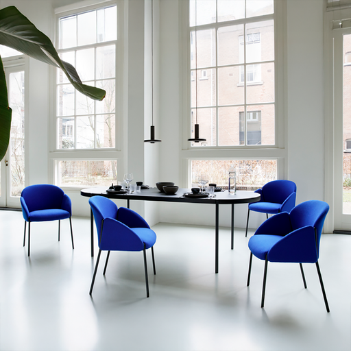 blauwe Andrea stoelen in witte ruimte