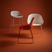 Artifort Beso Circulo in diverse modellen. Barstoel, stoel met sledeframe en 4-poots frame met kuip met armleggers