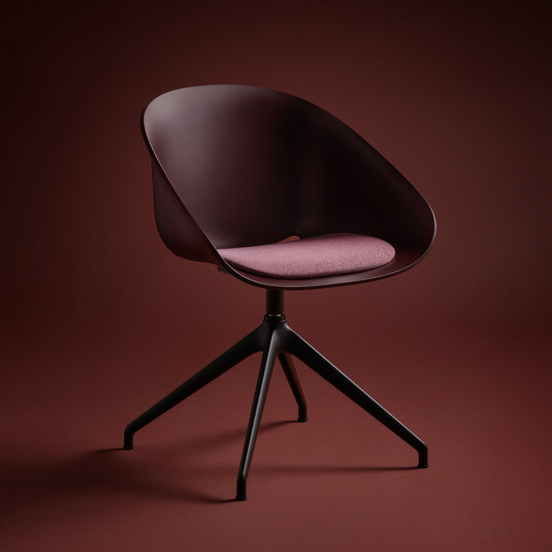 Beso Circulo kuipstoel in de kleur Burgundy, met zwart starbase frame
