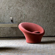 Artifort Big Mushroom fauteuil tegen stenen muur