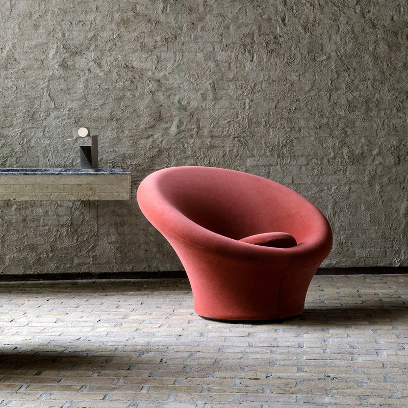 Artifort Big Mushroom fauteuil tegen stenen muur