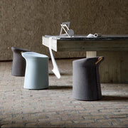 Artifort Lilla 2.0, Artifort Lilla poef, Lilla 2.0 poef, Lilla 2.0 kruk, Artifort Lilla prijs, Artifort Lilla kopen, Patrick Norguet Lilla, Artifort poef, design poef, gestoffeerde kruk, kruk met leren handgreep, kleine poef kantoor, extra zitplek kantoor, vergaderkruk, flexibele zitplaats, Artifort dealer Nederland, Artifort offerte