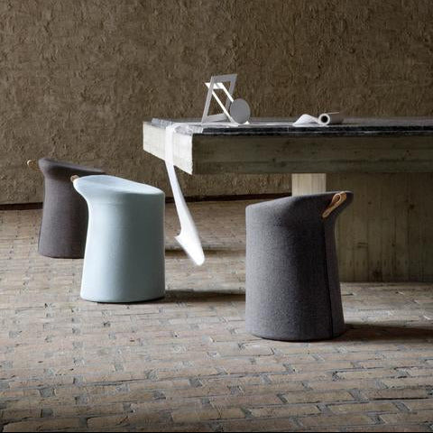 Artifort Lilla 2.0, Artifort Lilla poef, Lilla 2.0 poef, Lilla 2.0 kruk, Artifort Lilla prijs, Artifort Lilla kopen, Patrick Norguet Lilla, Artifort poef, design poef, gestoffeerde kruk, kruk met leren handgreep, kleine poef kantoor, extra zitplek kantoor, vergaderkruk, flexibele zitplaats, Artifort dealer Nederland, Artifort offerte