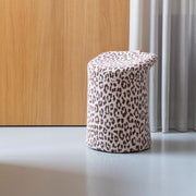 Artifort Lilla 2.0, Artifort Lilla poef, Lilla 2.0 poef, Lilla 2.0 kruk, Artifort Lilla prijs, Artifort Lilla kopen, Patrick Norguet Lilla, Artifort poef, design poef, gestoffeerde kruk, kruk met leren handgreep, kleine poef kantoor, extra zitplek kantoor, vergaderkruk, flexibele zitplaats, Artifort dealer Nederland, Artifort offerte