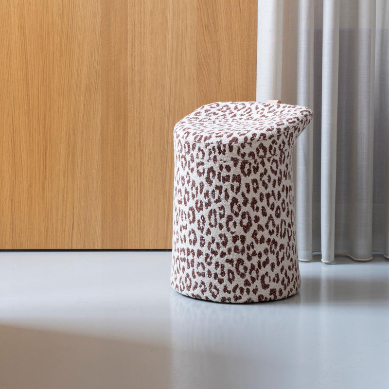 Artifort Lilla 2.0, Artifort Lilla poef, Lilla 2.0 poef, Lilla 2.0 kruk, Artifort Lilla prijs, Artifort Lilla kopen, Patrick Norguet Lilla, Artifort poef, design poef, gestoffeerde kruk, kruk met leren handgreep, kleine poef kantoor, extra zitplek kantoor, vergaderkruk, flexibele zitplaats, Artifort dealer Nederland, Artifort offerte