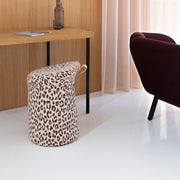 Artifort Lilla 2.0, Artifort Lilla poef, Lilla 2.0 poef, Lilla 2.0 kruk, Artifort Lilla prijs, Artifort Lilla kopen, Patrick Norguet Lilla, Artifort poef, design poef, gestoffeerde kruk, kruk met leren handgreep, kleine poef kantoor, extra zitplek kantoor, vergaderkruk, flexibele zitplaats, Artifort dealer Nederland, Artifort offerte