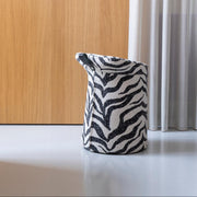 Artifort Lilla 2.0, Artifort Lilla poef, Lilla 2.0 poef, Lilla 2.0 kruk, Artifort Lilla prijs, Artifort Lilla kopen, Patrick Norguet Lilla, Artifort poef, design poef, gestoffeerde kruk, kruk met leren handgreep, kleine poef kantoor, extra zitplek kantoor, vergaderkruk, flexibele zitplaats, Artifort dealer Nederland, Artifort offerte