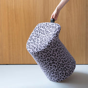 Artifort Lilla 2.0, Artifort Lilla poef, Lilla 2.0 poef, Lilla 2.0 kruk, Artifort Lilla prijs, Artifort Lilla kopen, Patrick Norguet Lilla, Artifort poef, design poef, gestoffeerde kruk, kruk met leren handgreep, kleine poef kantoor, extra zitplek kantoor, vergaderkruk, flexibele zitplaats, Artifort dealer Nederland, Artifort offerte