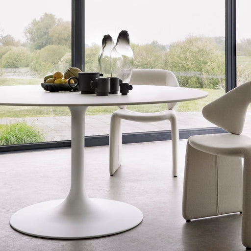 Artifort SUIT stoelen naast tafel CLARION, wit designmeubilair - KANTOORMEUBELS.ONLINE