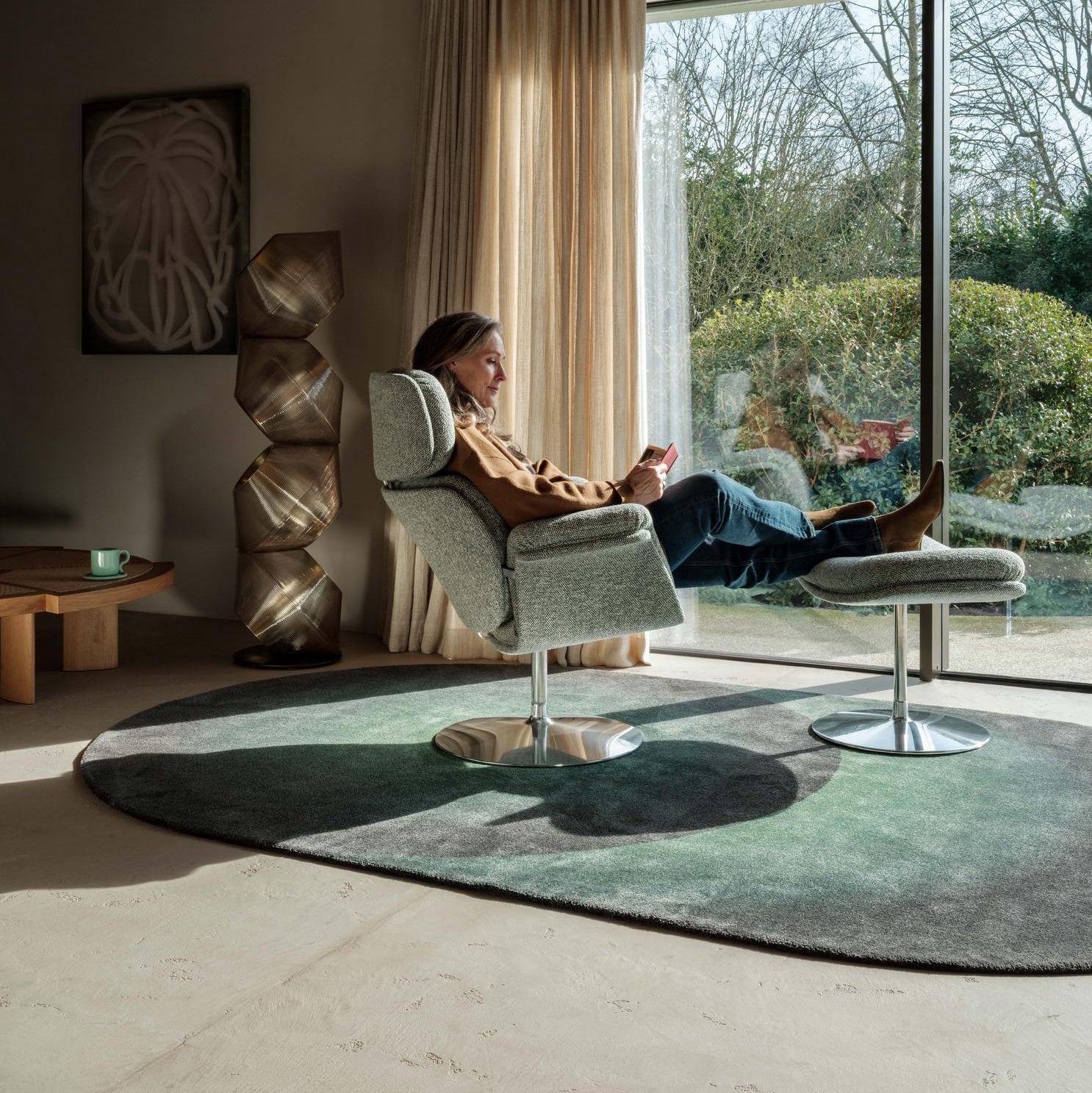 Artifort Tulip F550 fauteuil en poef op schijfvoet, draaibaar