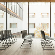 BATCH zaalstoelen in design kantoorruimte met grote ramen en houten vloer