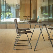 Moderne kantoormeubelen: vergadertafel met BATCH stoelen in lichte kantoorruimte