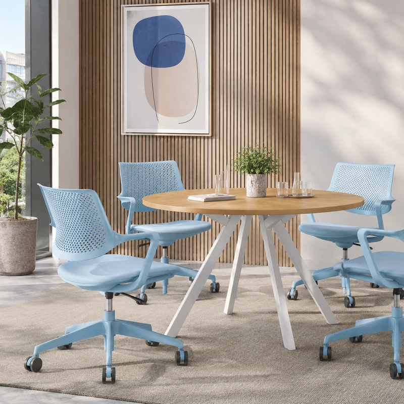 PC-V14 Pro vergaderstoel op wielen, lichtblauw, bij ronde Bridge tafel met wit frame