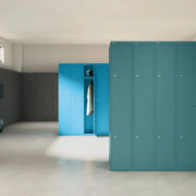 Moderne kantoorlockers in blauwe kleur in lichte kleedruimte, kantoormeubilair opslag