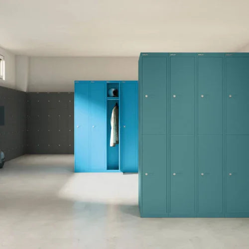 Moderne kantoorlockers in blauwe kleur in lichte kleedruimte, kantoormeubilair opslag