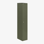 Groene metalen lockerkast met enkele deur, geschikt voor kantoorinrichting.