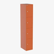 Oranje stalen lockerkast met vier afsluitbare vakken, ideaal voor kantoorinrichting.