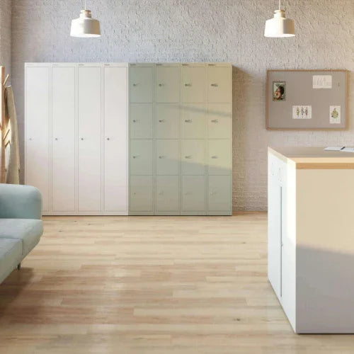 Moderne kantoorruimte met design lockerkasten, houten vloer en lounge meubel, kantoormeubilair
