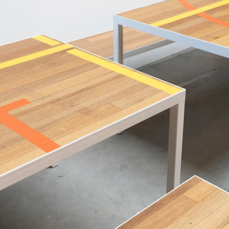 Planq Gymfloor Table | Circulaire Tafel van Oude Gymvloer