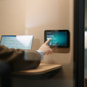 Pas gemakkelijk de verlichting of de airflow binnen de Framery One aan via het touchscreen bedieningspaneel.
