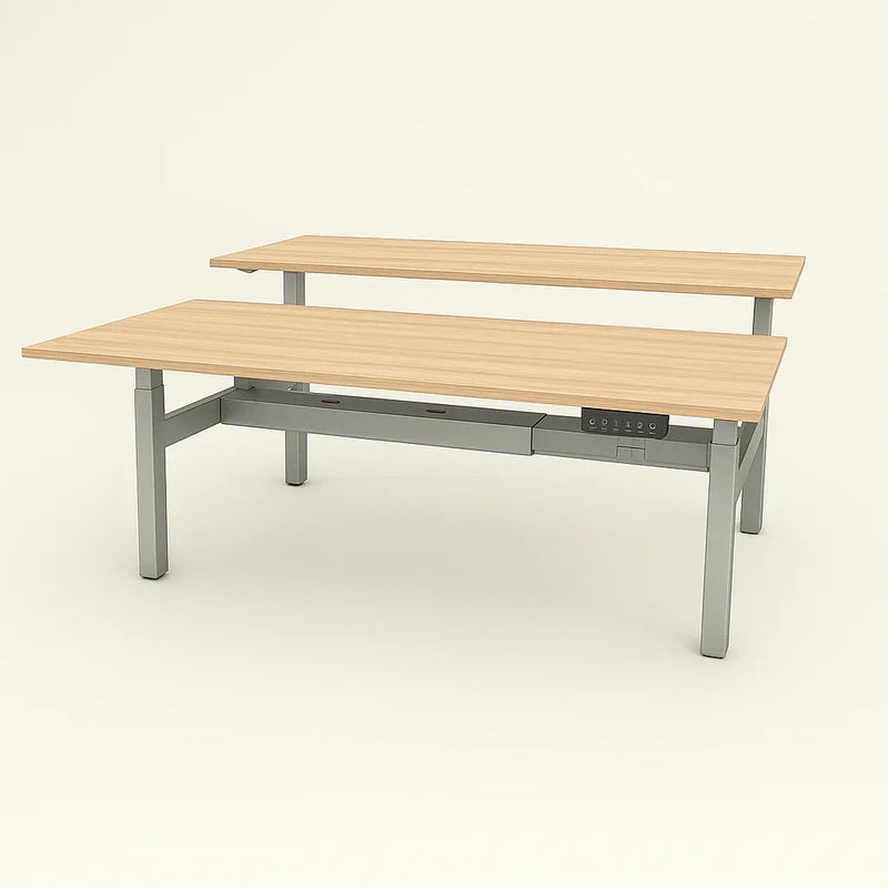 Duo elektrisch zit-sta bureau met aluminium frame en houten werkbladen, kantoormeubilair