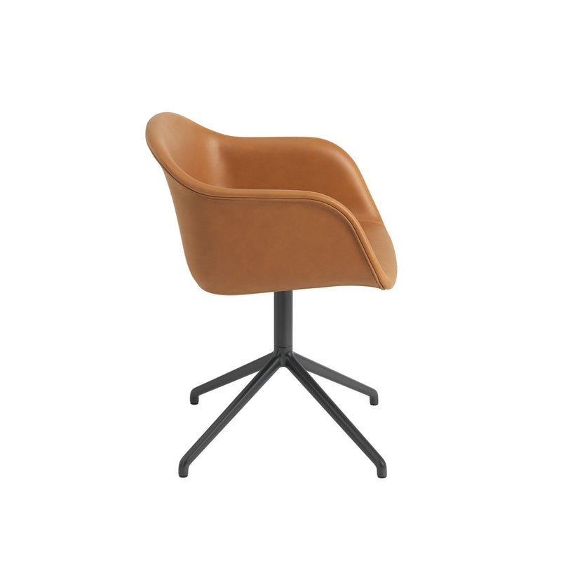 Stoel Muuto Fiber met armleggers en draaibaar 4 teens frame
