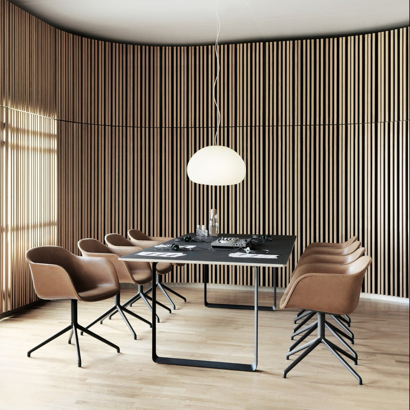 Stoel Muuto Fiber met armleggers en draaibaar 4 teens frame
