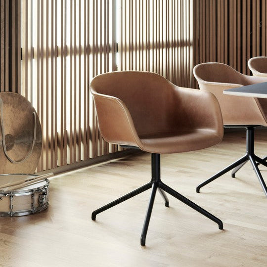 Stoel Muuto Fiber met armleggers en draaibaar 4 teens frame