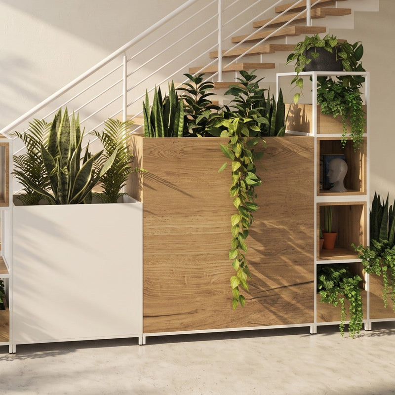 Flexwall kasten en plantenbakken, gevuld met planten en decoraties, opgesteld bij een rechte trap