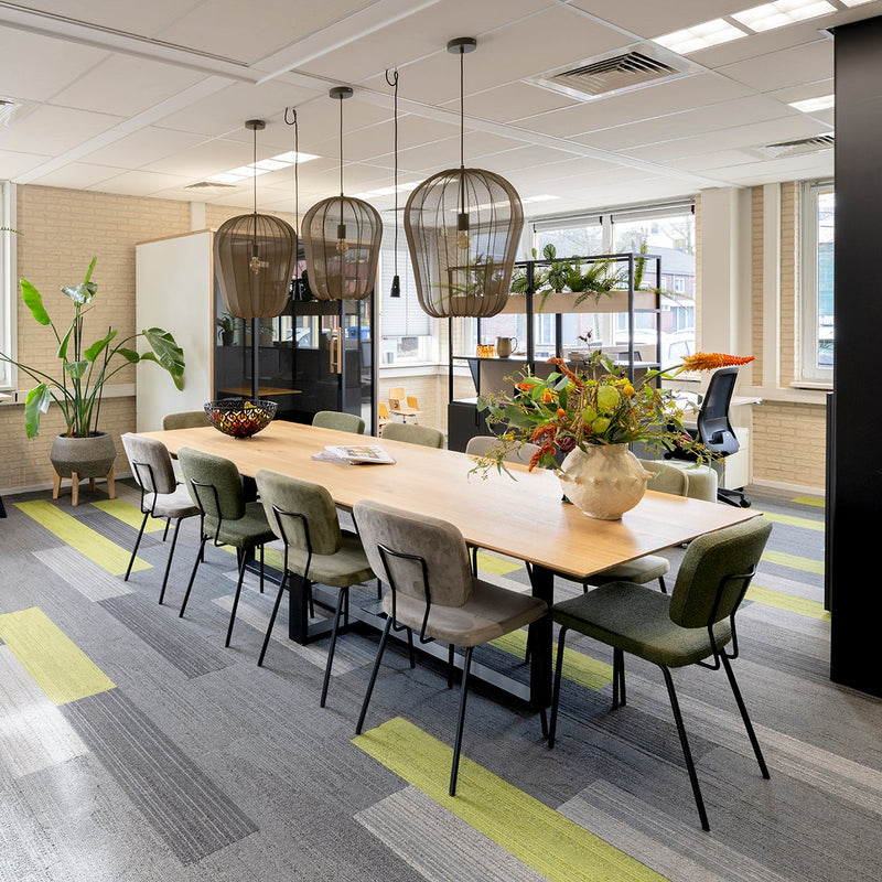 Forza stoel zonder armleggers, opgesteld rond een lange rechte tafel