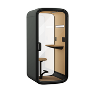 Framery One met zwart exterieur en beige interieur