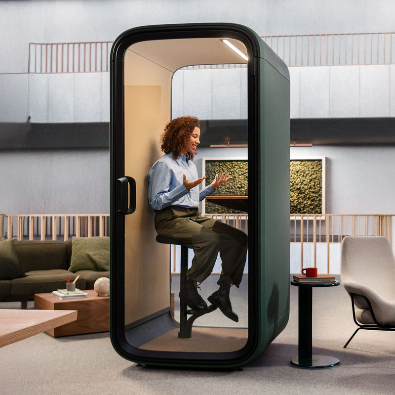 Framery One belcel, in gebruik voor een videogesprek