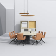 Moderne vergaderruimte met design vergadertafel, oranje bureaustoelen en kasten, kantoormeubilair