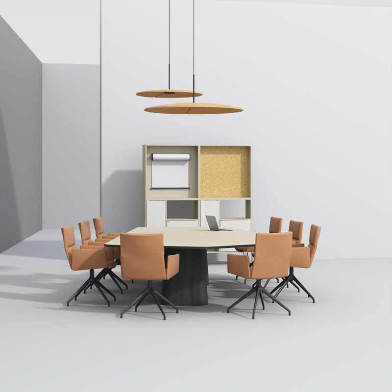 Moderne vergaderruimte met design vergadertafel, oranje bureaustoelen en kasten, kantoormeubilair