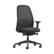 Zwarte ergonomische bureaustoel met netrug, verstelbare armleuningen en wielen