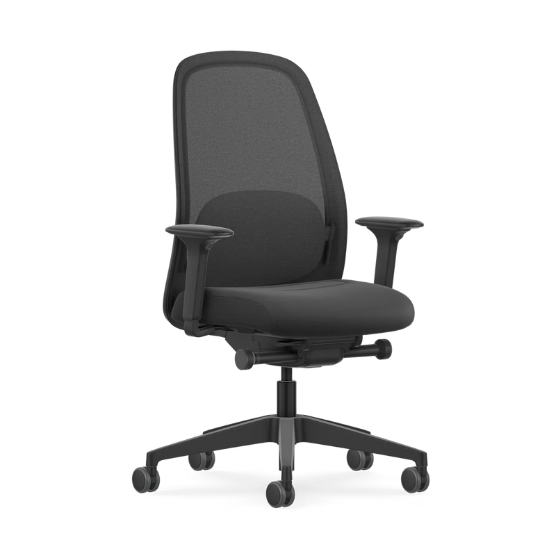 Zwarte ergonomische bureaustoel met netrug, verstelbare armleuningen en wielen