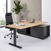 Modern houten bureau met zwarte lade, bureaustoel en laptop in stijlvol kantoorinterieur.