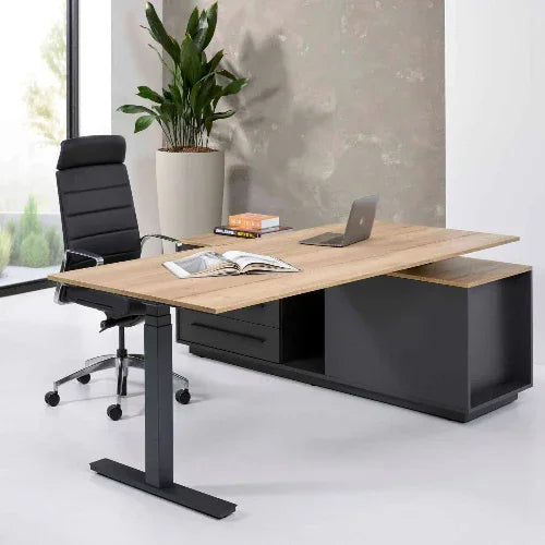Modern houten bureau met zwarte lade, bureaustoel en laptop in stijlvol kantoorinterieur.