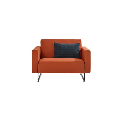 Oranje Artifort Mare fauteuil met zwart kussen, design kantoormeubilair voor kantoor of thuiswerkplek