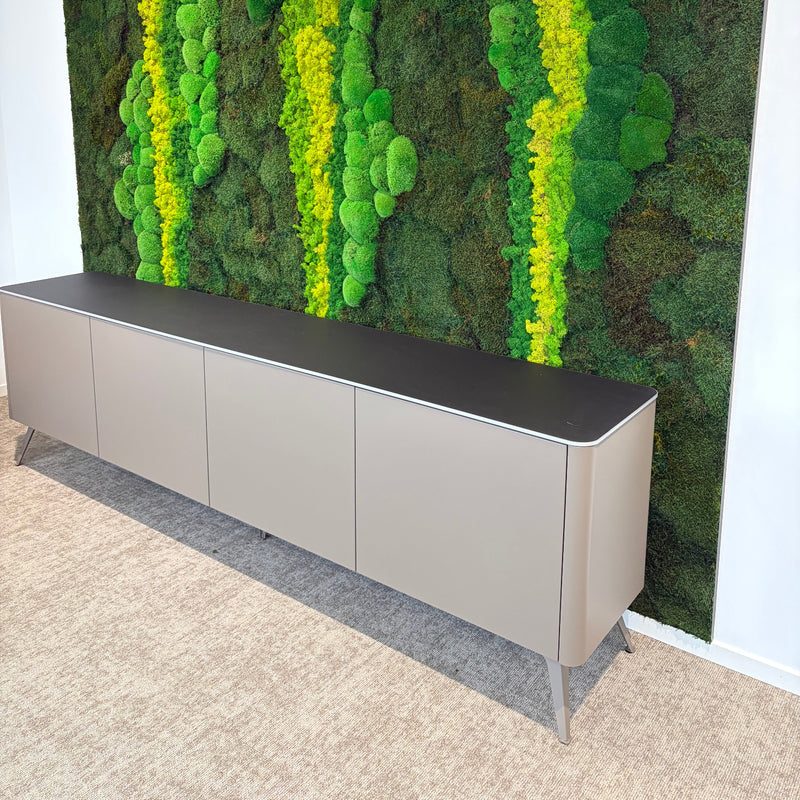 Voortman Credenza dressoir tegen moswand - KANTOORMEUBELS.ONLINE
