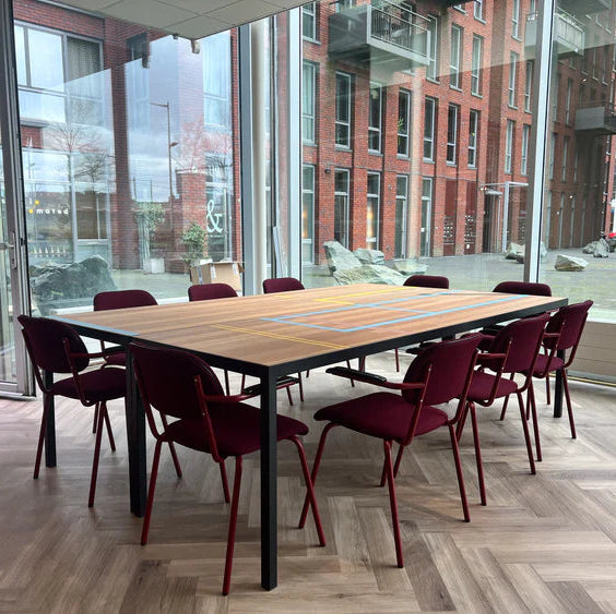 Planq Gymfloor Table | Circulaire Tafel van Oude Gymvloer