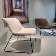 Design lounge stoelen met metalen poten in moderne kantoorruimte, kantoormeubilair