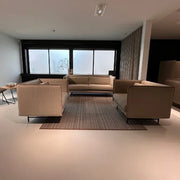 Moderne wachtruimte met beige design banken op kantoor, geschikt voor vergaderruimte of ontvangst.