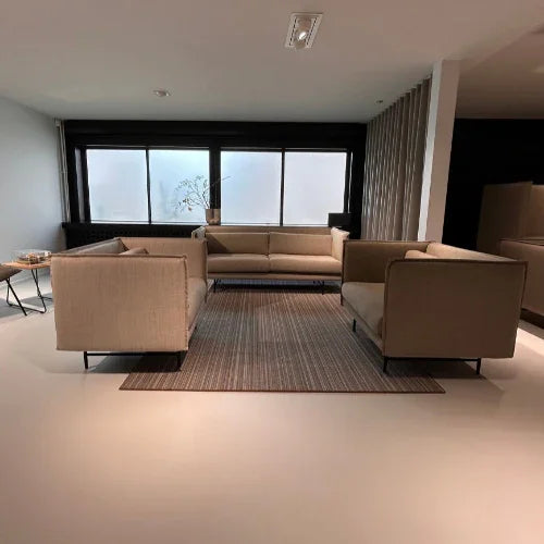 Moderne wachtruimte met beige design banken op kantoor, geschikt voor vergaderruimte of ontvangst.