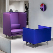 Design kantoormeubelen: paarse en blauwe lounge stoelen in moderne kantoorruimte
