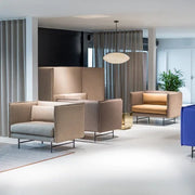 Moderne vergaderruimte met design loungefauteuils en akoestische zitoplossingen, kantoormeubels