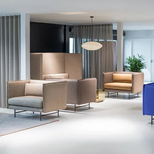 Moderne vergaderruimte met design loungefauteuils en akoestische zitoplossingen, kantoormeubels