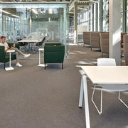 Moderne kantoorruimte met design kantoormeubilair, vergadertafels en zithoeken, veel daglicht.